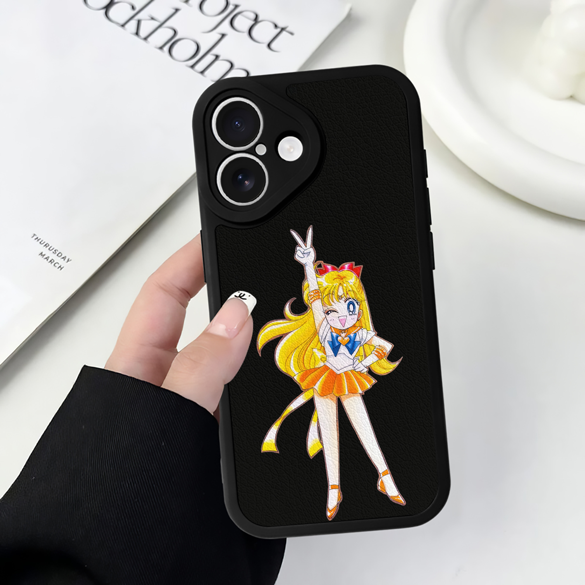 （画像用） 美少女戦士セーラームーン 愛野 美奈子 あいの みなこ Sailor Moon Aino Minako 【iPhone 16シリーズ対応】シリコンスマホケース（レザー調） 材質：シリコン